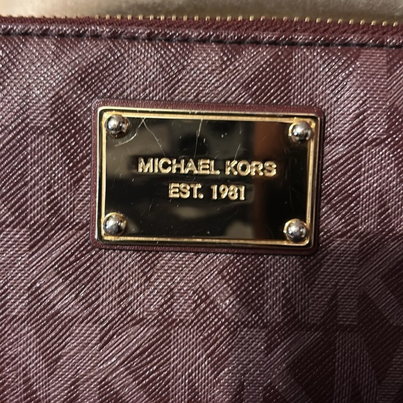 LIKE NEW Michael kors wristlet - Picture 2 of 8